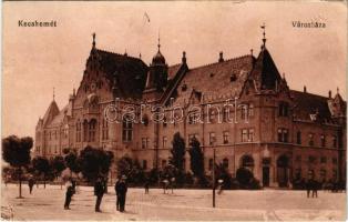 1915 Kecskemét, Városháza, gyógyszertár. Vasúti levelezőlapárusítás 2698. (kis szakadás / small tear)