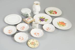 Kis doboznyi vegyes porcelán tárgy, közte Herendi, sok Zsolnay, kopással, sérüléssel.