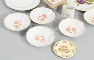 Kis doboznyi vegyes porcelán tárgy, közte Herendi, sok Zsolnay, kopással, sérüléssel