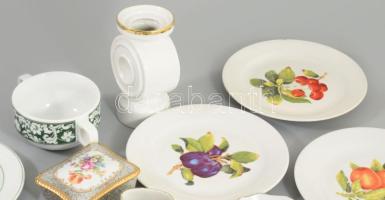 Kis doboznyi vegyes porcelán tárgy, közte Herendi, sok Zsolnay, kopással, sérüléssel