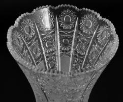 Ólomkristály váza, gazdagon csiszolt mintával, hibátlan, m: 21 cm