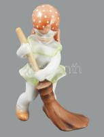 Herendi porcelán sepregető lányka, kézzel festett, jelzett, hibátlan, m: 9,5 cm