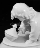 Zsolnay búgócsigás lány Terv: Sinkó. Fehérmázas, jelzett, hibátlan, 16x12 cm
