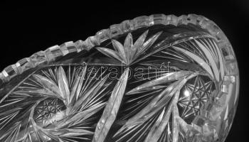 Ólomkristály asztalközép kínáló, gazdagon csiszolt mintával, minimális pattogzással, 28x14 cm