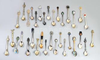 33 darab díszkanál, közte 2 darab ezüst (Ag) darabbal.