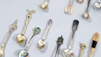 33 darab díszkanál, közte 2 darab ezüst (Ag) darabbal