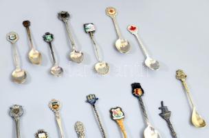 33 darab díszkanál, közte 2 darab ezüst (Ag) darabbal