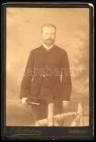 cca 1880-1890 Elegáns úr sétapálcával, kabinetfotó Halmy József Béla festész és fényképész losonci (Lučenec) műterméből, 16x11 cm (Ritka!)