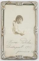 1922 Bp., "Móra Palika" portréja, feliratozott fotólap, szecessziós stílusú, üvegezett fém keretben, külső méret: 14,5x9,5 cm