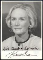 Glenn Close (1947-) amerikai színésznő autográf dedikációja őt ábrázoló fotón, 18x13 cm // Autograph signed photo of Glenn Close (1947-) American actress