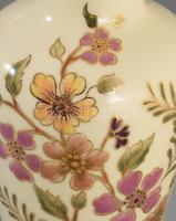 Zsolnay aranykontúrozott virágmintás váza, jelzett, hibátlan, m: 27 cm