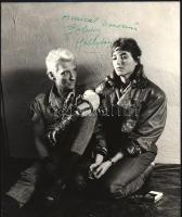 Johnny Hallyday (Jean-Philippe Smet) (1943-2017) francia filmszínész, énekes autográf dedikációja őt ábrázoló fotón (a Terminus c. 1987-es sci-fi film főszerepében), 25x20 cm