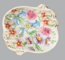 5 darabos porcelán tárgy gyűjtemény, közte sérült Herendi vázák, m: 14 cm alatt