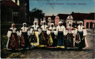 Torockó, Toroczkó, Rimetea; Torockói leányok, háttérben a tűzoltószertár és a templom, erdélyi népviselet. Vasúti levelezőlapárusítás, Erdélyi udvari fényképész felvétele / Toroczkóer Mädchen / Transylvanian folklore, firefighters' depot, church in the background (EB)