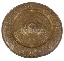 Rézlemez falitál, "Ein froher Gast ist niemals Last" (Egy vidám vendég sosem teher) felirattal, lyukkal, d: 41 cm