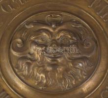 Rézlemez falitál, "Ein froher Gast ist niemals Last" (Egy vidám vendég sosem teher) felira...