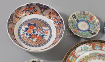 5 darab modern és antik japán és kínai tárgy, közte nívós antik darabokkal, d: 21 cm alatt