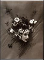 cca 1960 Cecil Beaton (1904-1980) angol fotóművész felvétele (Portré virágokkal), 1 db modern nagyítás, jelzés nélkül, 21x15 cm