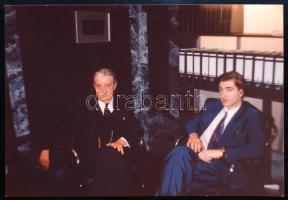 Mensáros László (1926-1993) színész autográf aláírása őt ábrázoló fotón, 8,5x12,5 cm