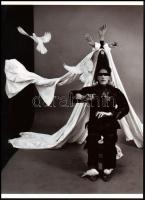 Cocteau, Jean (1889-1963) francia költő, író, művész, filmrendező, a dadaizmus és a szürrealizmus egyik jeles képviselőjének performansza, ahol mint Kína császára jelenik meg; a felvételt Philippe Halsman (1906-1979) amerikai fotográfus készítette 1949-ben, 1 db modern nagyítás, jelzés nélkül, 21x15 cm