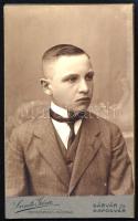 cca 1910 Elegáns fiatalember portréja, vizitkártya Szente Géza (Sárvár és Kaposvár) műterméből, 10,5x6,5 cm (Ritka!)