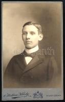 cca 1910 Elegáns fiatalember portréja, vizitkártya Mathea Károly nagykanizsai műterméből, 10,5x6,5 cm