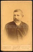 cca 1900 Férfiportré, vizitkártya Dévald (Pozsony és Daruvár) műterméből, 10,5x6,5 cm (Ritka!)
