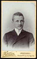 1903 Fiatalember portréja, vizitkártya ifj. Kozics Ede pozsonyi műterméből, 10,5x6,5 cm