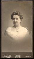 1909 Elegáns hölgy portréja, kabinetfotó Schmidt Ede budapesti műterméből, 16,5x9,5 cm