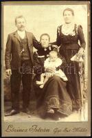 cca 1910 Családi portré, kabinetfotó Lőrincz István gyergyószentmiklósi (Erdély) műterméből, hátoldala sérült, 16,5x11 cm (Ritka!)