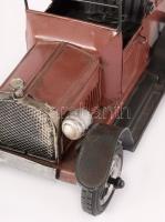 Fém autó makett, kis sérüléssel, 28x16 cm