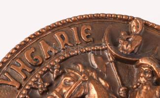 Bronzírozott alumínium plakett lovas figurával, d: 25 cm