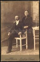 cca 1910 Házaspár portréja, kabinetfotó Báskay Dezső váci műterméből, 16,5x10,5 cm (Ritka!)