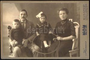 cca 1910 Családi portré, kabinetfotó a budapesti Hunnia műteremből, 11x16,5 cm