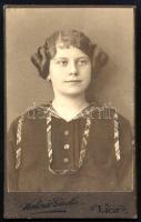cca 1910 Fiatal lány portréja, vizitkártya Kulcsár Gizella váci műterméből, 10,5x6,5 cm (Ritka!)