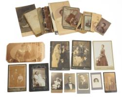 30 db vegyes keményhátú fotó (portrék, családi képek, esküvői fotó), változó méretben és állapotban, közte több sérült