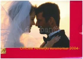 Hollandia 2004. 1c-2E (8xklf) forgalmi sor + "Nederlandse Huwelijkspenning" Cu-Ni "Officiele Huwelijks euromuntset" karton lapon T:UNC Netherlands 2004. 1 Cent - 2 Euro (8xdiff) coin set + "Nederlandse Huwelijkspenning" Cu-Ni "Officiele Huwelijks euromuntset" in cardboard sheet C:UNC