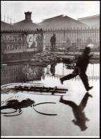 cca 1932 Henri Cartier-Bresson (1908-2004) francia fotóriporter, fotóművész felvétele, 1 db modern nagyítás a néhai Fotó újság archívumából, jelzés nélkül, 21x15 cm