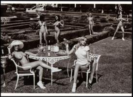 cca 1982 "Kertészlányok pajzánkodnak", szolidan erotikus felvétel, 1 db modern nagyítás, jelzés nélkül, 15x21 cm