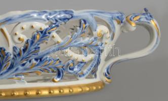 Capodimonte áttört dísz kosár. Porcelán, kézzel festett, jelzett, apró lepattanással 32x27 cm