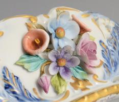 Capodimonte áttört dísz kosár. Porcelán, kézzel festett, jelzett, apró lepattanással 32x27 cm