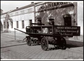 cca 1939 Budapest, Kőbánya, Vaspálya utca, Miklós Lajos járműgyártó üzeme, egy elkészült, speciális kialakítású szikvíz (szódavíz) szállító lovaskocsival, 1 db modern nagyítás, jelzés nélkül, 15x21 cm