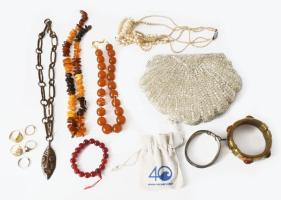 Egy zacskó bizsu ékszer tétel, gyűrűk, karkötők, nyakláncok, stb