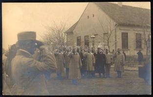1915 Ašanja (Vajdaság, Szerbia), tisztelgő osztrák-magyar katonák, I. világháborús fotólap, a hátoldalon feliratozva, 9x14 cm