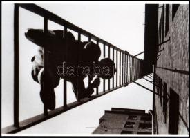 1925 Rodcsenko, Alexandr Mihajlovics (1891-1956) szovjet - orosz avantgard képző- és fotóművész felvétele (Létrán álló), 1 db modern nagyítás, jelzés nélkül, 21x15 cm