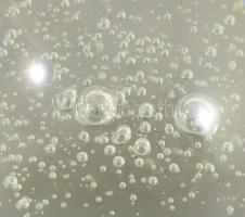 Murano anyagában buborékos levélnehezék, jelzés nélkül, hibátlan, m: 9 cm