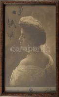 1903 Lucie Weidt (1876-1940) Osztrák operaénekes aláírt fotója, üvegezett kerteben .  1903 Autograph signed photo of Lucie Weidt (1876-1940), Austrian opera singer, 11x17 cm