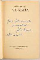 Jókai Anna: A labda. A szerző, Jókai Anna (1932-2017), a Nemzet Művésze címmel kitüntetett, kétszeres Kossuth-díjas és József Attila-díjas író- és költőnő által DEDIKÁLT példány.  Bp.,1971,Szépirodalmi, 357+3 p. 1. kiadás. Kiadói foltos egészvászon-kötés.