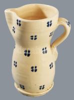 Iparművész pecsételős mintás kancsóváza, kis kopással, m: 19 cm