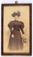 Italia Vasquez (1869 -1945) olasz operaénekes, a Budapesti Operaház sztárjának aláírt fotója. Üvegez...